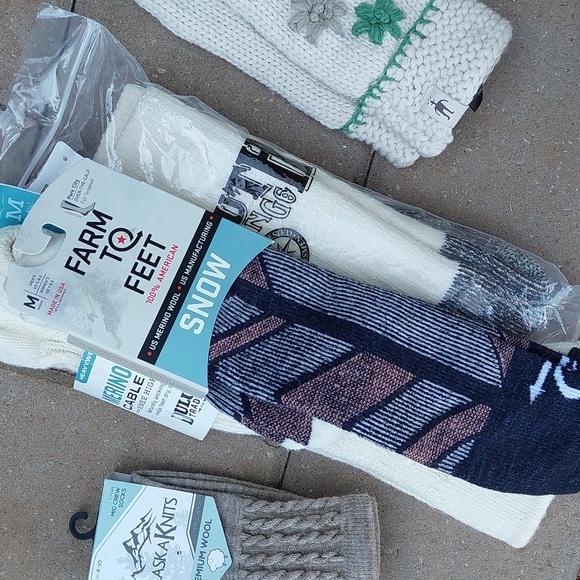 Bundle Smartwool Mittens Duluth Trading Co Farm to Feet Alaska Socks Merino Wool - Picture 12 of 16